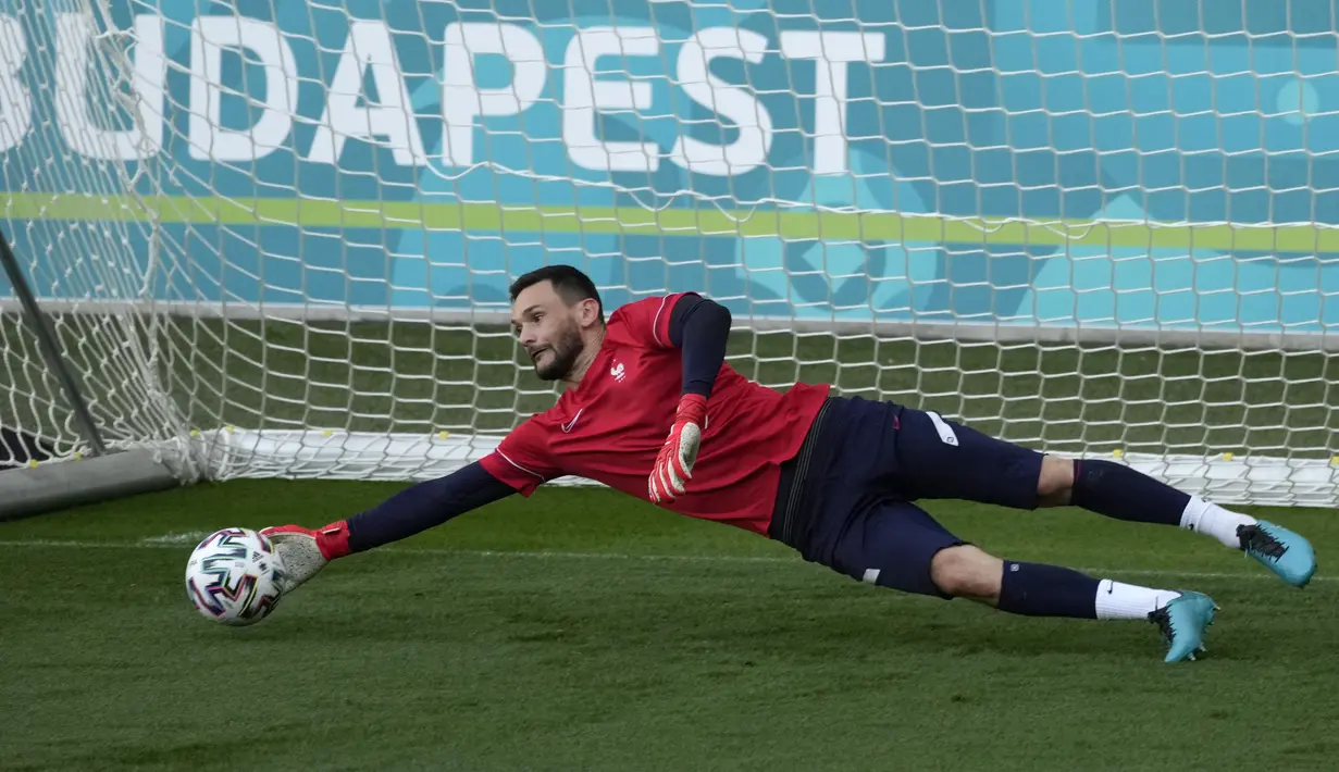 Kiper timnas Prancis, Hugo Lloris mengambil bagian dalam sesi Latihan di Budapest, Hungaria, Selasa (22/6/2021). Prancis menghadapi Portugal pada laga Grup F Euro 2020 di Puskas Arena, Rabu (23/6/2021) atau Kamis dini hari WIB. (AP Photo/Darko Bandic)