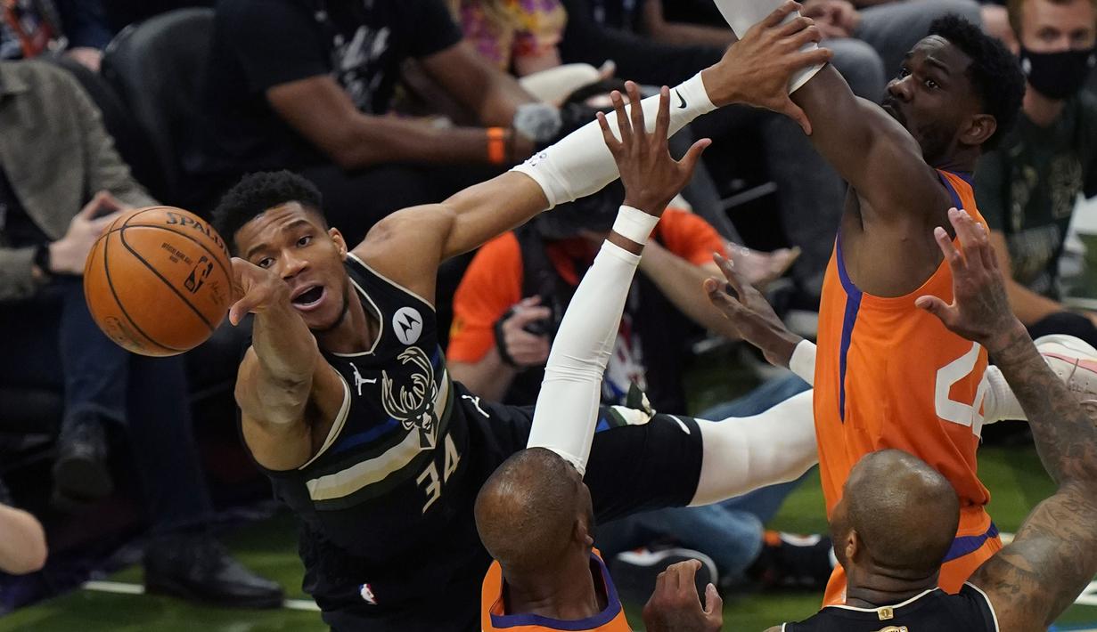 Pemain asal Yunani ini juga menjadi pemain asing kelima yang mampu sabet gelar MVP Final dalam sejarah NBA. Dirinya berhasil ikuti jejak Dirk Nowitzki (Jerman), Tony Parker (Belgia), Tim Duncan (Kepulauan Virgin), dan Hakeem Olajuwon (Nigeria). (Foto: AP/Paul Sancya)