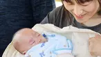 Ryusuke Sekino, bayi laki-laki terkecil di dunia digendong oleh ibunya Toshiko Sekino di Azumino, Prefektur Nagano, Jepang, Sabtu (20/4). Bayi yang lahir saat usia kandungan baru 24 minggu lima hari itu diklaim sebagai bayi laki-laki terkecil di dunia. (Kyodo via REUTERS)