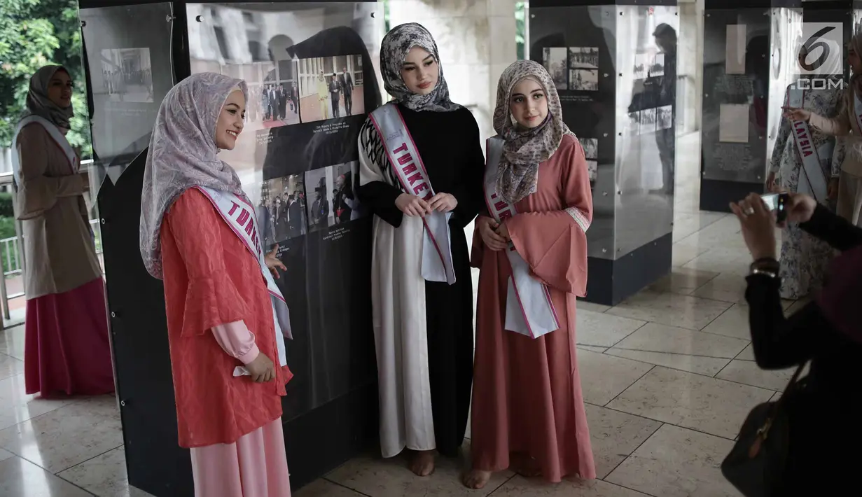 Peserta Puteri Muslimah Asia 2018 saat tour Mesjid Istiqlal, Jakarta, Kamis (3/4). Kontes kecantikan muslimah Asia ini diikuti 6 negara, di antaranya Turki, Malaysia, Singapura, Brunei, Timor Leste dan Indonesia.  (Liputan6.com/Faizal Fanani)