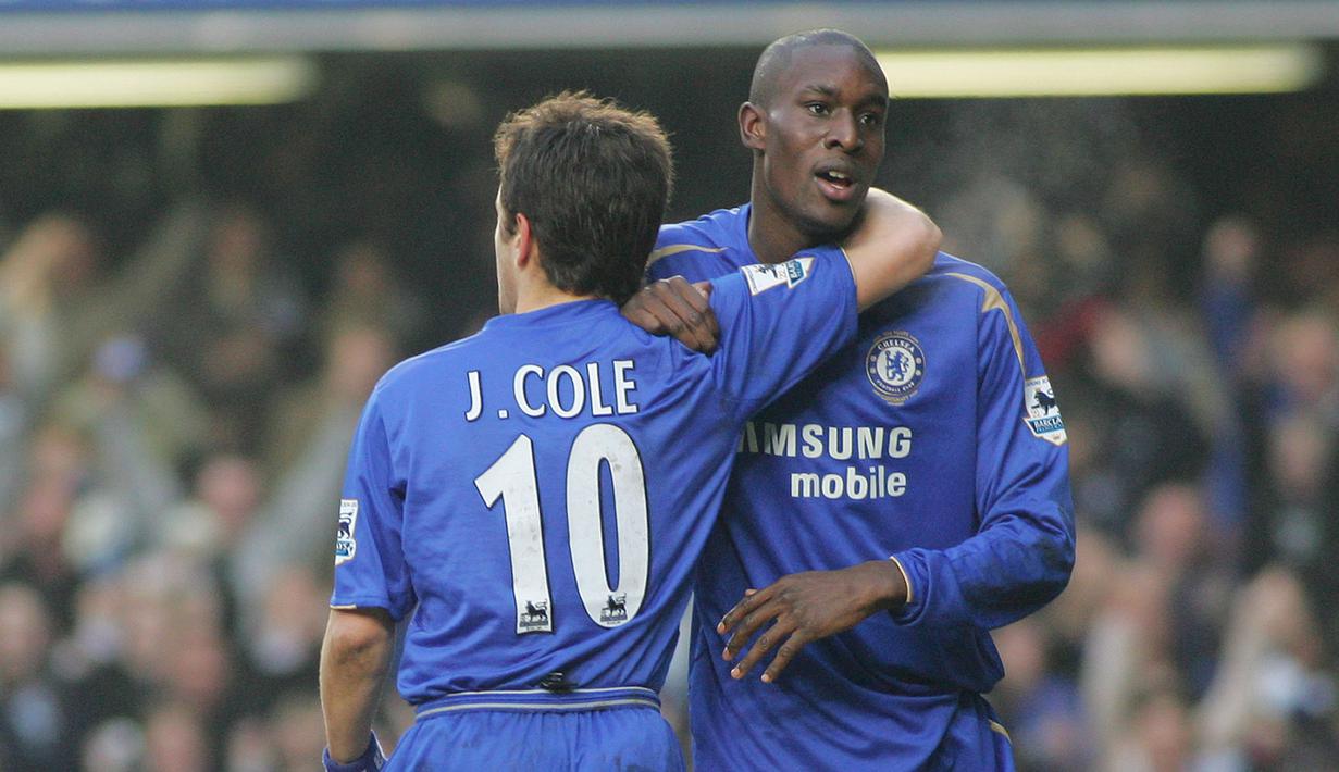 Carlton Cole (kanan) lahir di Croydon, Inggris, 12 Oktober 1983 dan memualai karir sebagai pemain profesional di Chelsea pada tahun 2001. (EPA/Geoff Caddick)