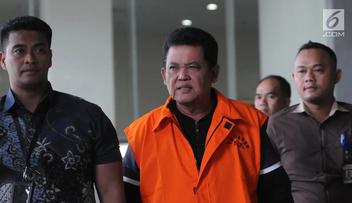 Wali Kota Pasuruan Setiyono usai menjalani pemeriksaan penyidik KPK di Gedung KPK, Jakarta, Jumat (5/10). Setiyono duduga telah mengatur proyek-proyek di wilayahnya dengan adanya kesepakatan fee sebesar 5-7 persen. (Merdeka.com/Dwi Narwoko)