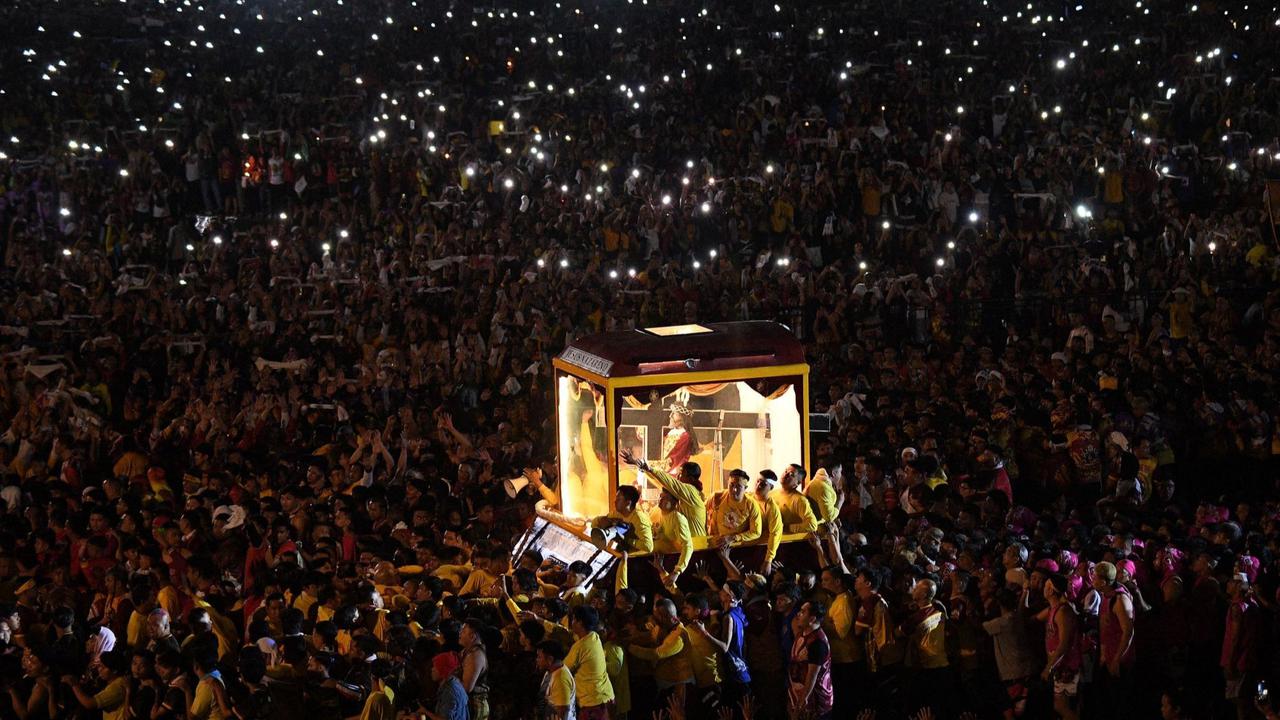 Lautan umat Katolik arak patung Yesus saat parade Black Nazarene di Filipina
