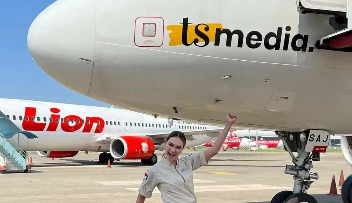 Luna Maya tampil kasual memakai seragam warna krem khas pramugari Super Air Jet dan sneakers putih. (FOTO: instagram.com/pramugarisuperairjet)