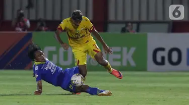 Pemain tengah Bhayangkara FC, Bruno Matos (kanan) berebut bola dengan gelandang Persib, Hariono pada lanjutan Shopee Liga 1 Indonesia di Stadion PTIK, Jakarta, Rabu (23/10/2019). Laga kedua tim berakhir imbang 0-0. (Liputan6.com/Helmi Fithriansyah)