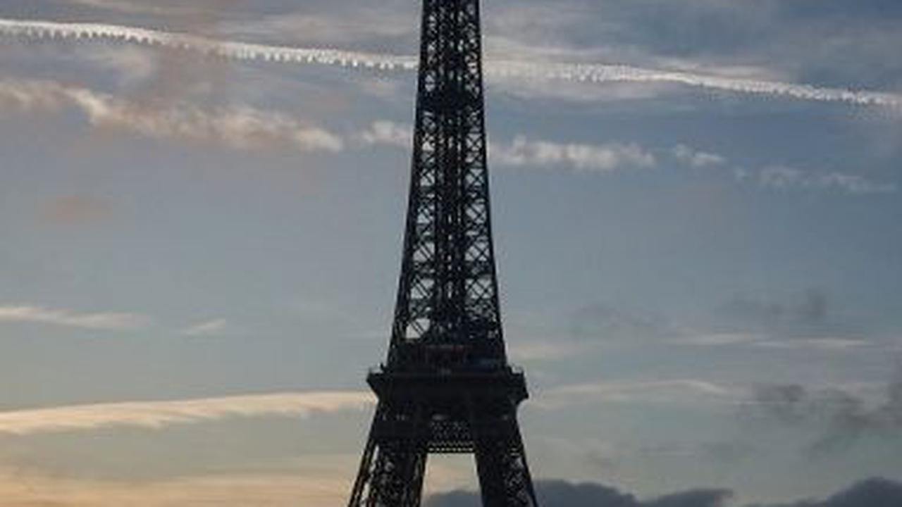 Aksi mogok kerja para staf Menara Eiffel ini dilakukan sebagai protes atas pengelolaan keuangan monumen tersebut.&nbsp;KIRAN RIDLEY/AFP
