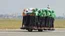 Anggota Tornado dari Army Service Corps (ASC) berada di satu motor 500 cc di Bangalore, India (19/11). Tim Tornado menciptakan rekor dunia baru setelah 58 orang naik satu motor 500 cc dan mengendarainya sejauh 1200 meter. (AFP Photo/Manjunath Kiran)