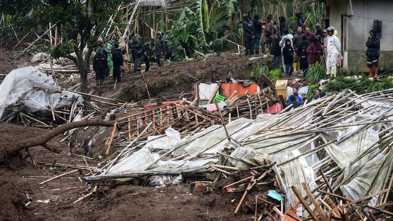 FOTO: Penampakan Longsor Meluluhlantakkan Permukiman di Cisarua Bandung
