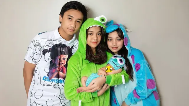 6 Potret Naura Ayu dan Neona Ayu Momong Adik Bungsu, Kompak Banget