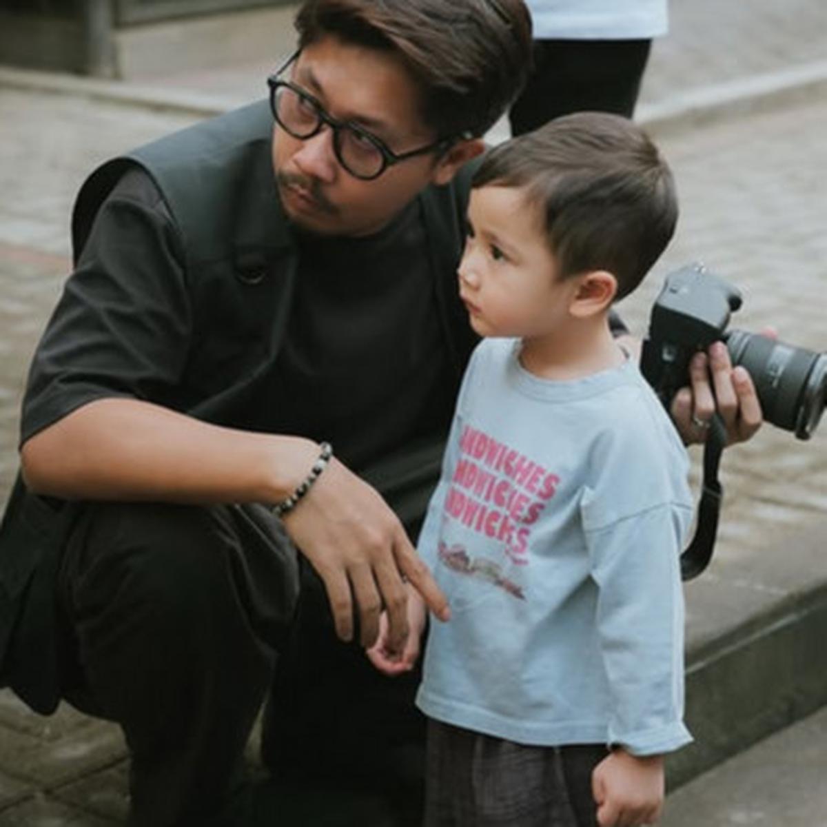 Dilaporkan Rayyanza ke Pak Ustaz, 5 Potret Ganteng Om Olik Fotografer Pribadi Keluarga 'Sultan Andara'