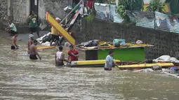 Banjir akibat Topan Doksuri menyebabkan beberapa orang tewas dan membuat ribuan orang mengungsi. (AP Photo/Aaron Favila)