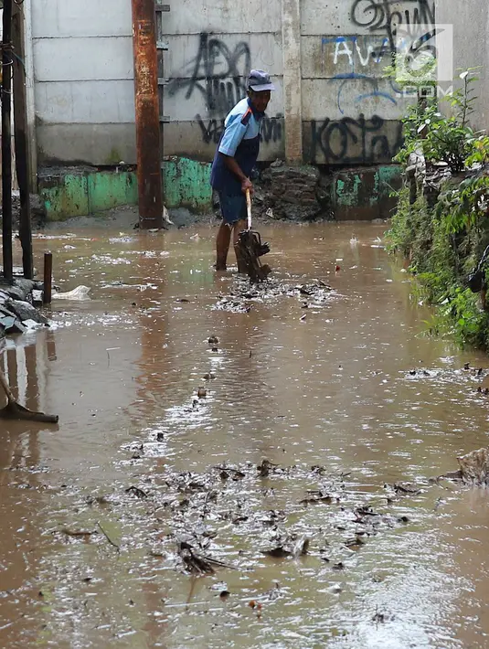 Warga membersihkan lumpur dari banjir yang menggenangi Gang Arus Dalam di Cawang, Jakarta Timur, Rabu (24/4). Banjir kiriman dari Bogor yang menggenangi kawasan tersebut menyisakan lumpur dan sampah sehingga menganggu aktivitas warga. (Liputan6.com/Immanuel Antonius)