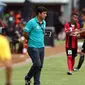 Pelatih Persipura, Angel Alfredo Vera (kiri) melihat permainan timnya saat laga pembuka turnamen Piala Presiden 2017 melawan PSS Sleman di Stadion Maguwoharjo, Sleman, Sabtu (4/2). Laga berakhir imbang 0-0. (Liputan6.com/Helmi Fithriansyah)