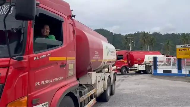 Para Awak Mobil Tangki (AMT) Elnusa Petrofin memastikan BBM tetap tiba di SPBU dan fasilitas layanan publik di tengah bencana banjir dan tanag longsor. (Dok ELSA)