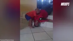 Seorang ibu melakukan aksi pura-pura mati. Namun, hal itu justru menuai komentar netizen