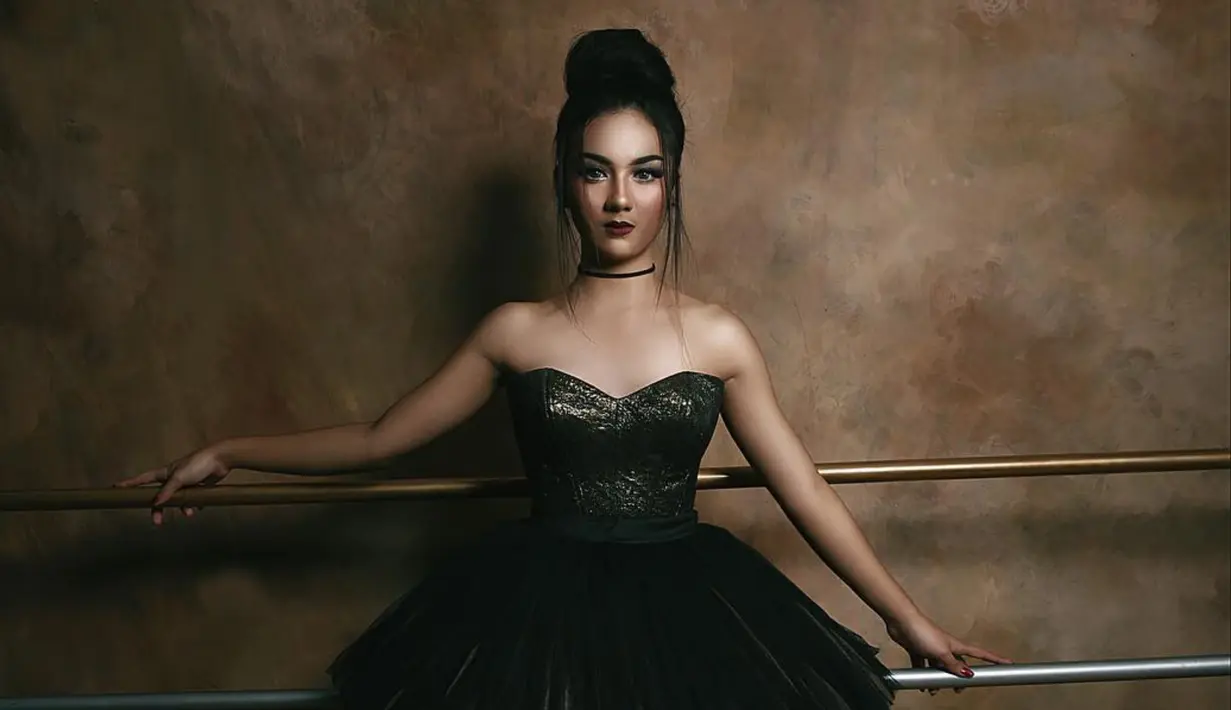 Dalam potret ini, wanita kelahiran 7 Juni 2000 ini tampil bak balerina dengan mengenakan gaun berwarna hitam yang nampak selaras dengan makeup serta gaya rambutnya. (Liputan6.com/IG/ersyaurel)