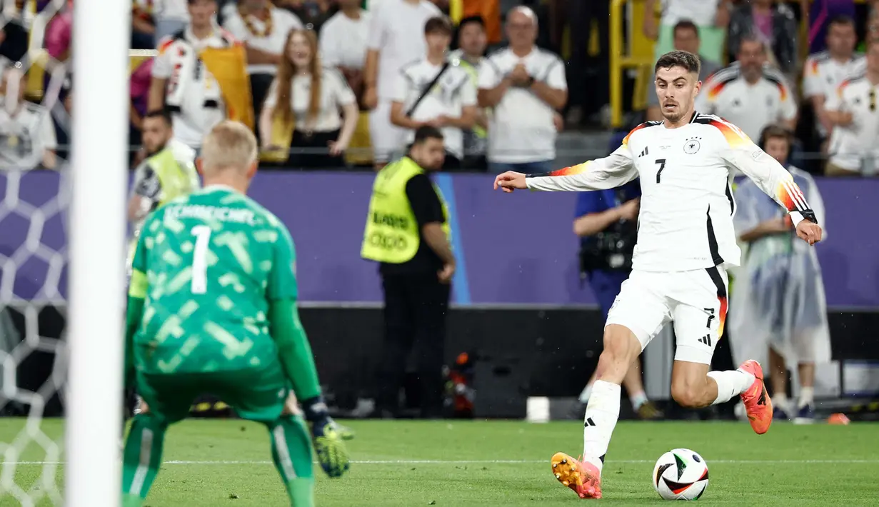 Gol Kai Havertz membuka kemenangan Jerman atas Denmark lewat titik putih di menit ke-59. (KENZO TRIBOUILLARD/AFP)