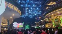 Para pendukung Arsenal dan PSG tumpah ruah untuk melakukan kegiatan nonton bareng final Liga Champions 2025/2026 di Lippo Mall Kemang, Jakarta Selatan, Minggu (31/5/2025) dini hari WIB. (Bola.com/Hery Kurniawan)