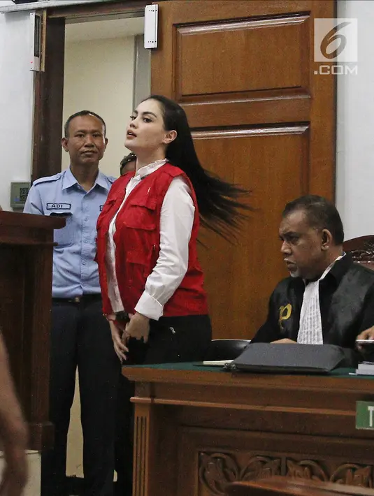 Artis Jennifer Dunn usai mengikuti sidang lanjutan kasus narkoba di PN Jakarta Selatan, Kamis (19/4). Sidang kedua kasus dugaan kepemilikan barang haram itu beragendakan mendengarkan keterangan saksi. (Liputan6.com/Herman Zakharia)
