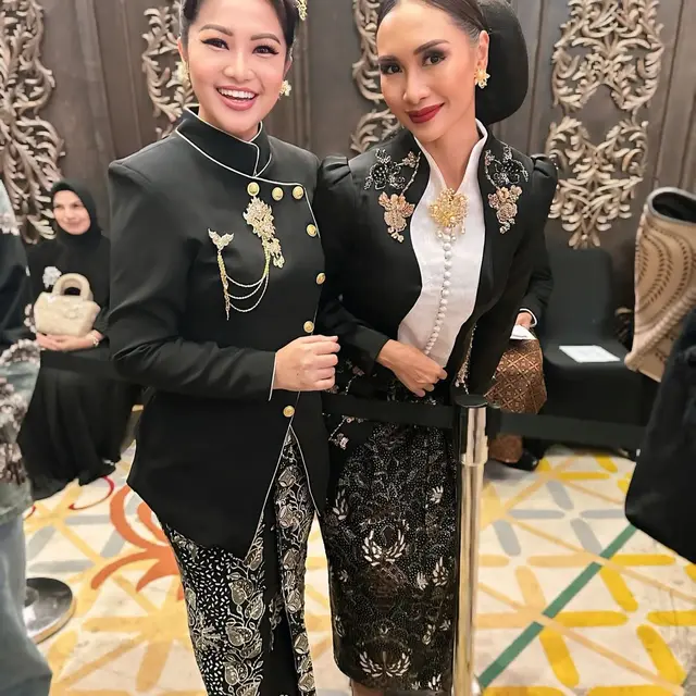 Potret Detail Kebaya Hitam Fitri Carlina di Ngunduh Mantu Al Ghazali/Instagram @fitricarlina