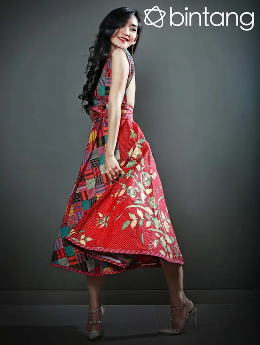 Sejak kecil memang Zora Vidyanata sudah menyukai pelajaran matematika, sejak kecil pula ia sudah berkutat dengan dunia seni. Namun meski Zora menekuni dunia seni, tetap pelajaran matematika lebih menonjol dari bidang seni. (Febio Hernanto/Bintang.com)