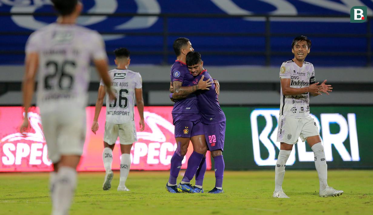 Sementara satu-satunya gol Persik Kediri dihasilkan dari gol bunuh diri bek Bali United, I Made Andhika Wijaya pada menit ke-27. (Bola.com/M Iqbal Ichsan)