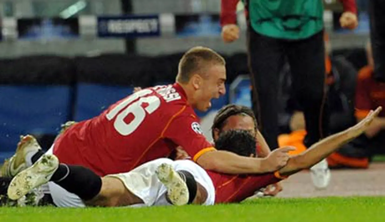Montenegrin forward Mirko Vucinic celebrates with Daniele De Rossi after scoring against Chelsea during their Champions League Group A match on November 4, 2008 at Olympic stadium in Rome. AFP PHOTO/VINCENZO PINTO 