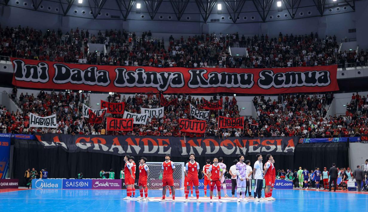 Tak butuh waktu lama, Pasukan Garuda kembali memperlebar kedudukan menjadi 5-3 lewat aksi Reza Dwi. Tampak dalam foto, pemain Timnas Futsal Indonesia memberikan penghormatan kepada suporter usai memenangi laga melawan Jepang pada semifinal Piala Asia Futsal 2026 di Indonesia Arena, Gelora Bung Karno, Senayan, Jakarta, Kamis (4/2/2026). (Bola.com/Bagaskara Lazuardi)