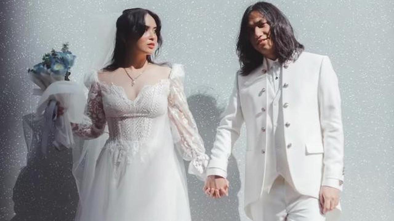 6 Potret Busana Nikah Ayushita dan Gerald Situmorang, Modern-Vintage Penuh Romansa