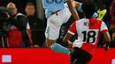 Pemain Manchester City, Gabriel Jesus berebut bola dengan pemain Feyenoord, Miquel Nelom dalam laga perdana babak penyisihan Grup F Liga Champions di De Kuip, Rabu (13/9). Manchester City menaklukkan Feyenoord 4-0. (AP Photo/Peter Dejong)