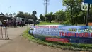 Warga mengantre untuk pembuatan dan memperpanjang SIM di mobil layanan SIM Keliling Masjid At-Tin TMII, Jakarta Timur, Kamis (4/6/2020). Direktorat Lalu Lintas Polda Metro Jaya mengoperasikan kembali layanan mobil SIM Keliling untuk mengantisipasi antrean pemohon. (Liputan6.com/Herman Zakharia)