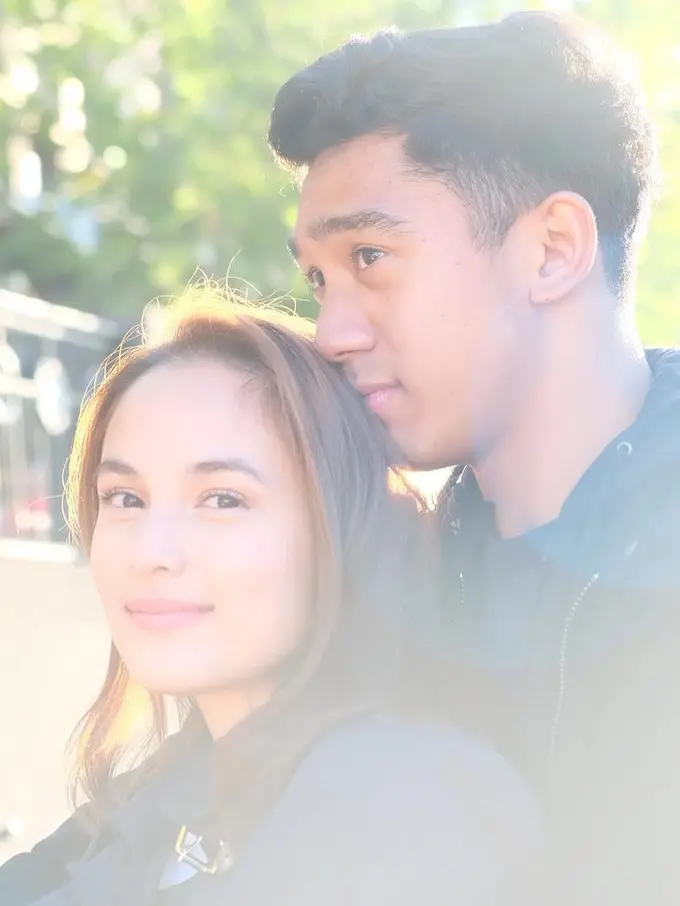 [Bintang] Pasangan Imut dan Romantis, Gaya Chelsea Islan-Daffa Wardhana Buat Netizen Jatuh Hati