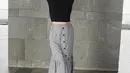 Padu padan outfit monokrom kerap jadi andalan. Padu padan crop top dan plaid skirt pun bikin ia terlihat bak ABG. (Instagram/dagnesia).