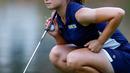 Jeongeun6 Lee dari Korea Selatan bersiap memukul bola untuk memasuki lubang kesembilan selama putaran pertama turnamen golf golf wanita AS Terbuka di Shoal Creek, Ala (31/5). (AP Photo / Butch Dill)