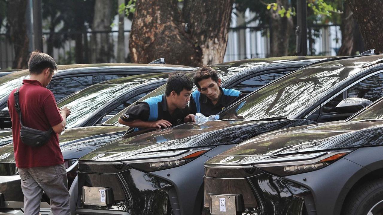 Menjelang KTT ke-43 ASEAN 2023 digelar di Jakarta sejumlah persiapan sedang dilakukan seperti salah satunya penyediaan ratusan mobil listrik untuk keperluan operasional para tamu yang hadir.