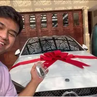 Sebagai kado ulang tahun mamanya, Faidil Jaidi memberikan kado mobil mewah untuk mamanya. Momen haru begitu terlihat saat memberikan sebuah mobil warna putih dengan pita merah sebagai hadiah untuk ultah sang mama. [Youtube/Fadil Jaidi]