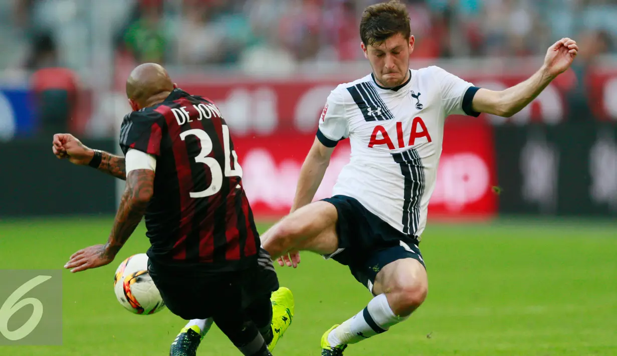 Gelandang AC Milan, Nigel de Jong berebut bola dengan bek Tottenham, Ben Davies pada Audi Cup 2015 di Allianz Arena, Munich, Jerman (6/8/2015). Tottenham sukses merebut juara tiga usai mengalahkan AC Milan dengan skor 2-0. (Reuters/Jason Cairnduff)