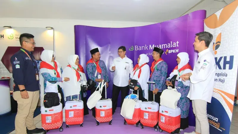 Direktur Utama PT Bank Muamalat Indonesia Tbk Indra Falatehan (tengah) berbincang bersama calon jemaah haji di Asrama Haji Bekasi, Jawa Barat, Rabu (24/5/2023).