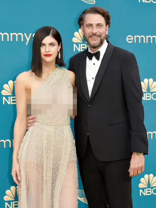 Alexandra Daddario (kiri) bersama Andrew Form tiba pada Primetime Emmy Awards 2022 di Microsoft Theater, Los Angeles, Amerika Serikat, 12 September 2022. Menurut Daddario, itu adalah salah satu gaun favoritnya sepanjang masa. (Photo by Richard Shotwell/Invision/AP)