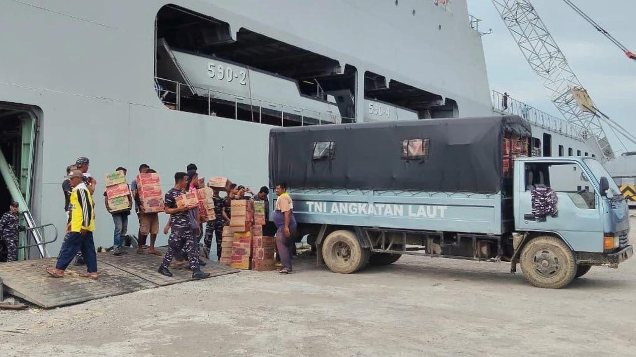 FOTO: KRI Makassar Dikerahkan untuk Bantuan Bencana di Aceh