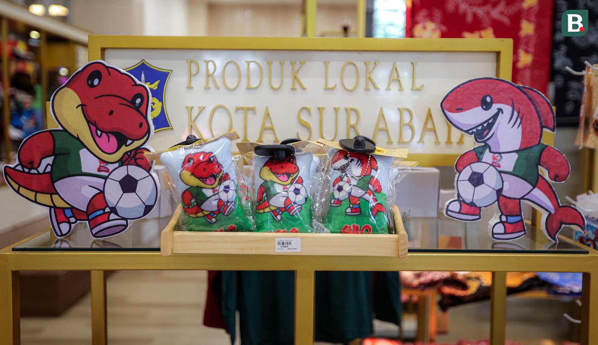 Marchandise yang dijual di SKG Siola tersebut merupakan produk dari 22 Usaha Kecil dan Menengah (UKM) di Kota Pahlawan. (Bola.com/Bagaskara Lazuardi)