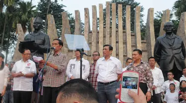 Jokowi memberi pidato di Tugu Proklamasi terkait hasil hitung cepat Pilpres 2014, Jakarta, Rabu (9/7/14). (Liputan6.com/Herman Zakharia)