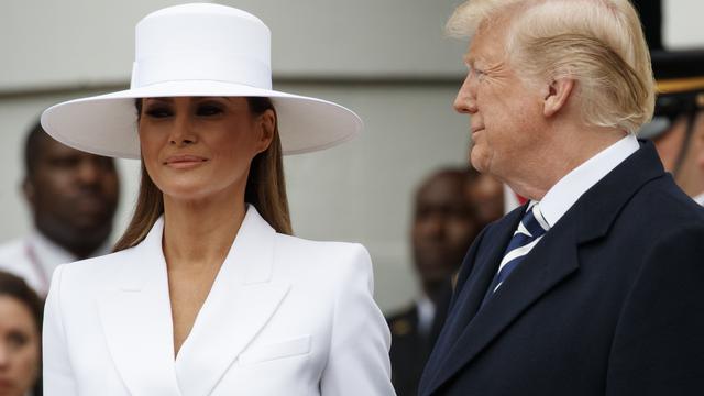 Donald Trump dan Melania saat sesi foto bersama dengan Presien Prancis Emmanuel Macro dan istrinya. (AP Photo)