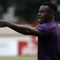 Pemain PSM Makassar, Guy Junior, meminta bola saat latihan di Stadion PTIK, Jakarta, Minggu (2/12). Latihan ini persiapan jelang laga Liga 1 melawan Bhayangkara FC. (Bola.com/Yoppy Renato)