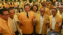 Calon Ketua Umum Partai Golkar Bahlil Lahadalia (kanan) bersama Ketua Dewan Pembina DPP Partai Golkar Aburizal Bakrie (keempat kiri) saat pembukaan Musyawarah Nasional (Munas) XI di Jakarta Convention Center (JCC), Jakarta, Selasa (20/8/2024). (Liputan6.com/Herman Zakharia)