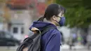 Seorang siswa yang mengenakan masker berjalan ke sekolah di Vancouver, British Columbia, Kanada, 21 September 2020. Paparan COVID-19 telah dilaporkan di sedikitnya 20 sekolah di British Columbia sejak para siswa kembali belajar di sekolah du