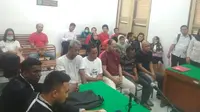 Kelimanya dijatuhi hukuman mati oleh majelis hakim karena terbukti bersalah karena telah melanggar Pasal 114 ayat (2) jo Pasal 132 ayat (2) Undang-Undang Nomor 35 Tahun 2009 tentang Narkotika.