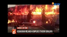 Selain melahap tumpukan kayu yang berada di luar dinding stadion, api juga menghanguskan sisa kayu yang berada di lorong tribun.