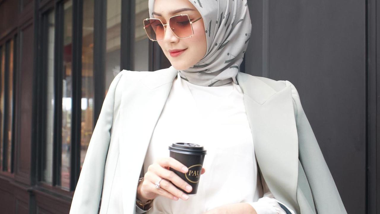 Meskipun telah menjadi ibu dari dua anak, kecantikan Melody Prima tak pernah pudar.