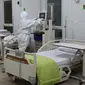 Tim dokter melakukan pengecekan alat ventilator di ruang ICU RS Pertamina Jaya, Jakarta, Senin (6/4/2020). Secara keseluruhan RSPJ memiliki kapasitas 160 tempat tidur dengan 65 kamar isolasi dengan negative pressure untuk merawat pasien yang positif Corona. (Liputan6.com/Helmi Fithriansyah)